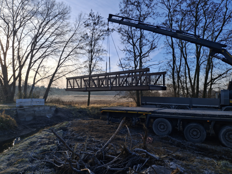 Brücke während der Kranmontage über der Baustelle