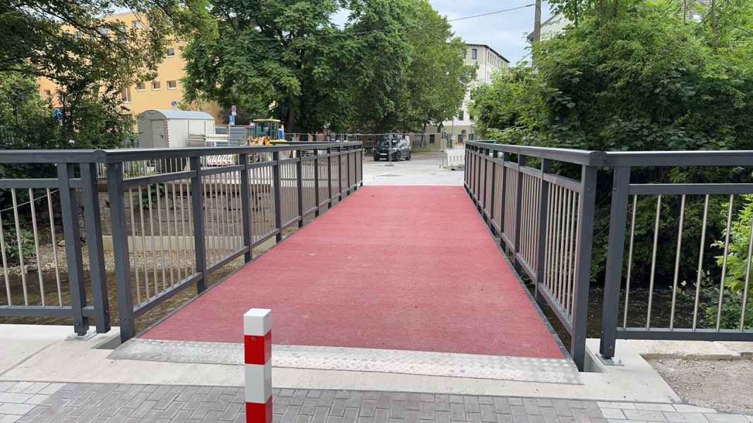 Brücke in Eisenach mit rotem Bodenbelag aus glasfaserverstärktem Kunststoff