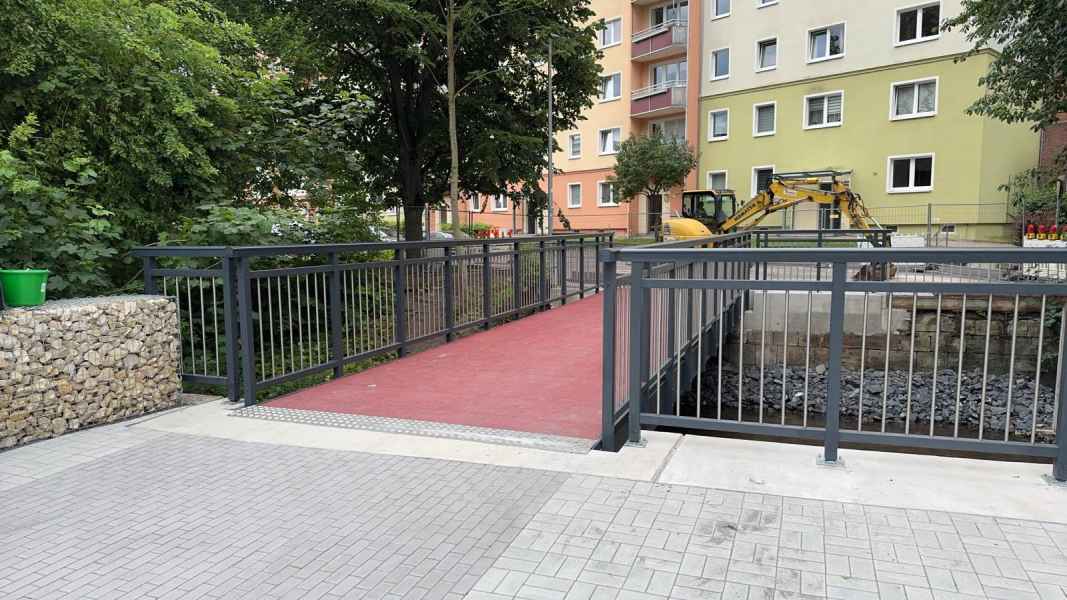 Brücke in Eisenach mit rotem Bodenbelag aus glasfaserverstärktem Kunststoff