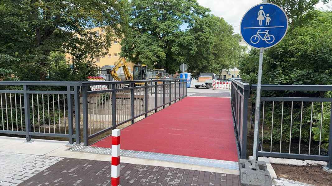 Brücke in Eisenach mit rotem Bodenbelag aus glasfaserverstärktem Kunststoff