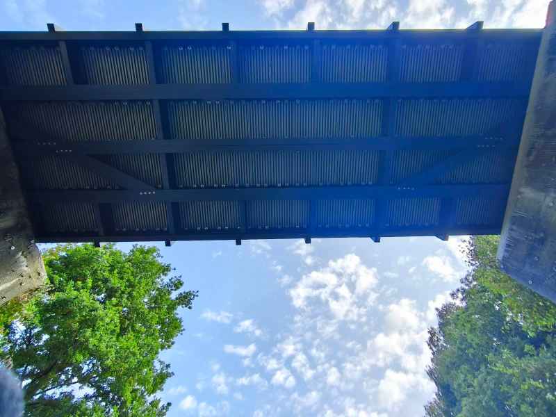 Unteransicht der GFK-Brücke in Wimpasing mit sichtbarer Tragkonstruktion