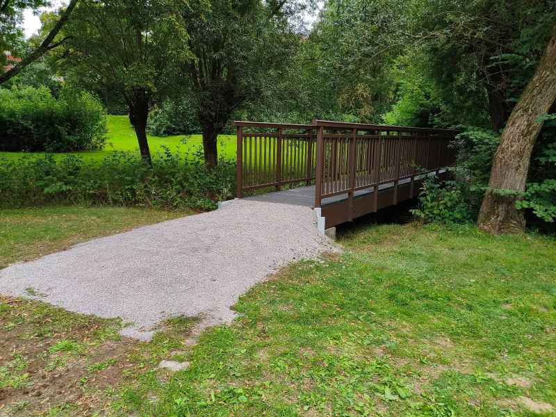 GFK-Brücke in Wolfhagen mit braunem Geländer