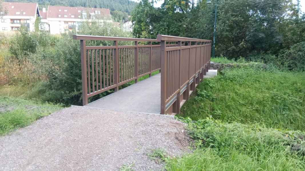 Neue GFK-Fußgängerbrücke in Gundelfingen