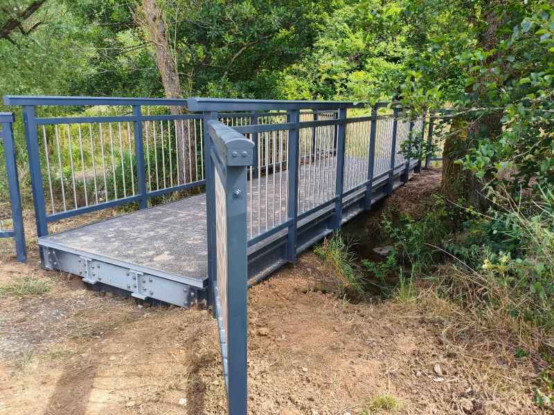Neue GFK-Brücke über den Schleichenbach in Usingen als Ersatz für eine alte Holzbrück
