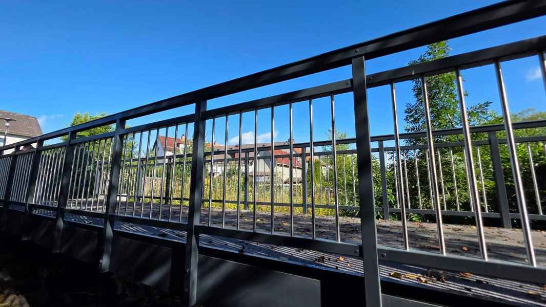 Geländer an einer Fußgängerbrücke in Solms