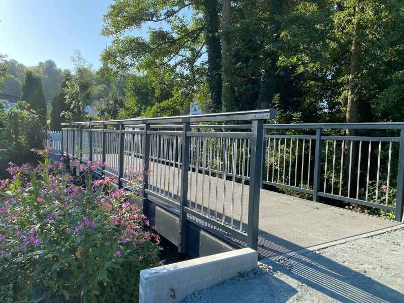 GFK Fußgängerbrücke über einen Fluss in Solms