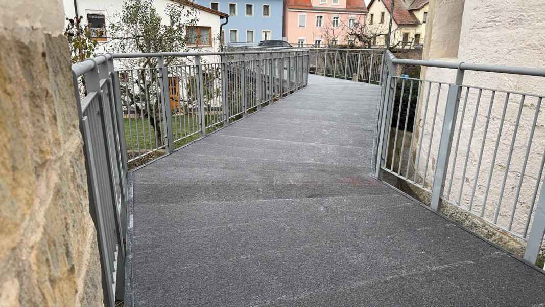 Anthrazitfarbener GFK-Bodenbelag auf einer Brücke in Weißenburg in Bayern