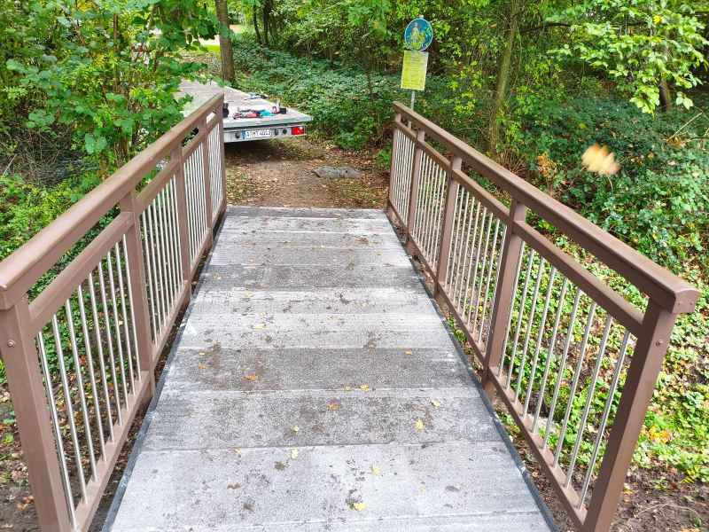 Neue GFK Brücke als Ersatz für eine alte Holzbrücke in Wilkinghege