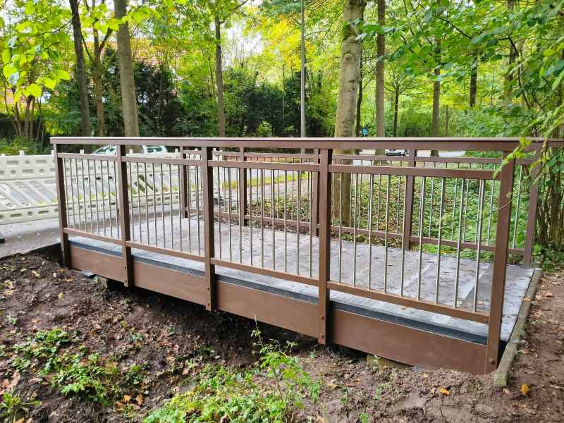 Neue GFK Brücke als Ersatz für eine alte Holzbrücke in Wilkinghege