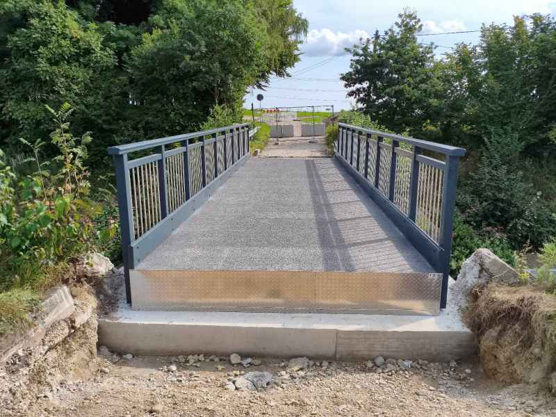 Sanierte GFK Brücke am Bahnübergang in Wimpasing