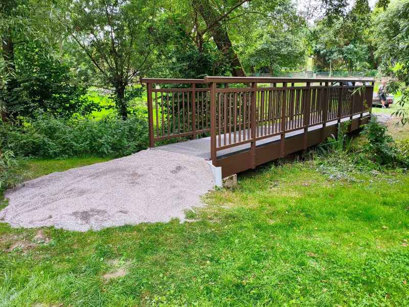 Neue GFK Fußgängerbrücke im Park Teichwiesen in Wolfhagen