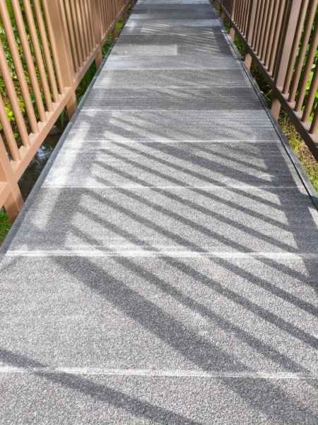 Neue GFK Fußgängerbrücke im Park Teichwiesen in Wolfhagen
